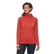 Kvinde iført mellemlag fra Black Diamond Factor Hoody grenadine