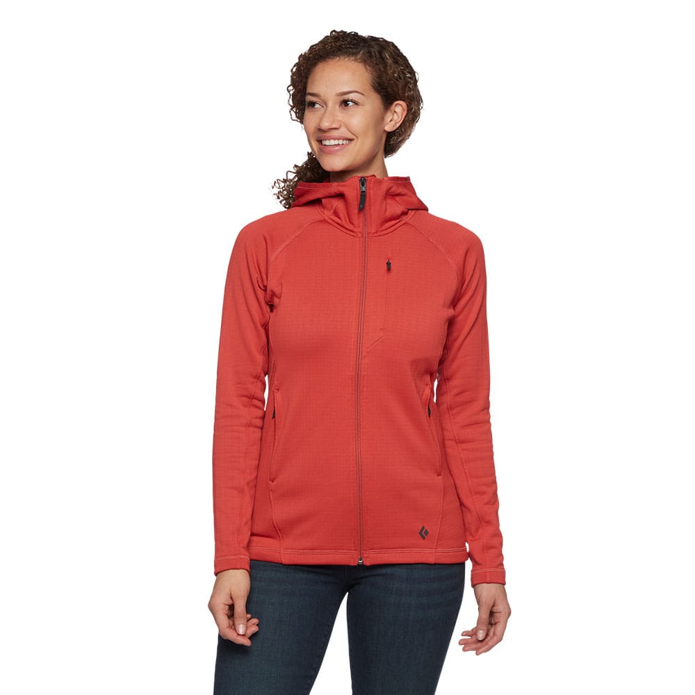 Kvinde iført mellemlag fra Black Diamond Factor Hoody grenadine