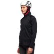 Kvinde iført mellemlag fra Black Diamond Factor Hoody sort med hjelm
