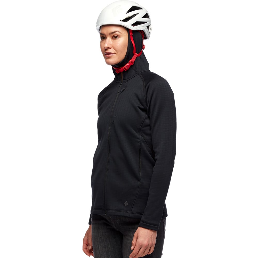 Kvinde iført mellemlag fra Black Diamond Factor Hoody sort med hjelm