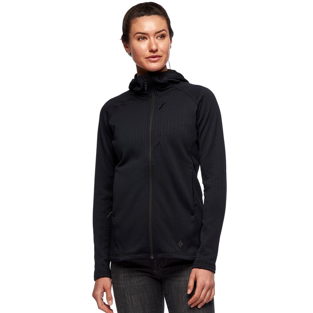 Kvinde iført mellemlag fra Black Diamond Factor Hoody sort