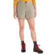 Kvinde iført Marmot Women's Kodachrome Shorts 5 vetiver