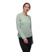 Kvinde iført Black Diamond Lightwire LS Tech Tee i foam green