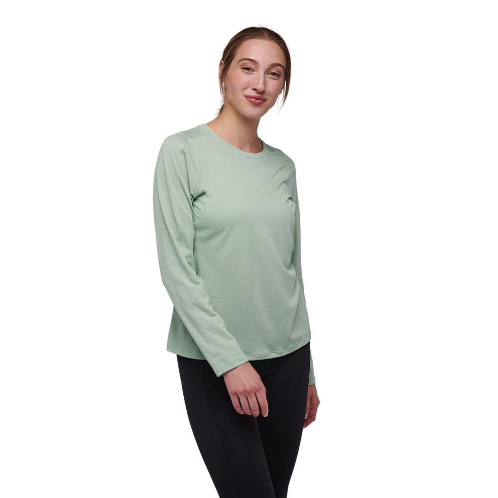 Kvinde iført Black Diamond Lightwire LS Tech Tee i foam green