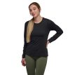 Kvinde iført Black Diamond Lightwire LS Tech Tee i sort