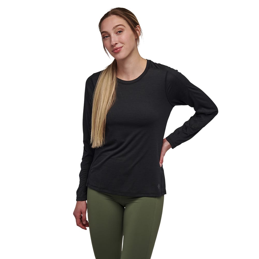 Kvinde iført Black Diamond Lightwire LS Tech Tee i sort