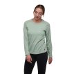 Kvinde iført Black Diamond Lightwire LS Tech Tee i foam green