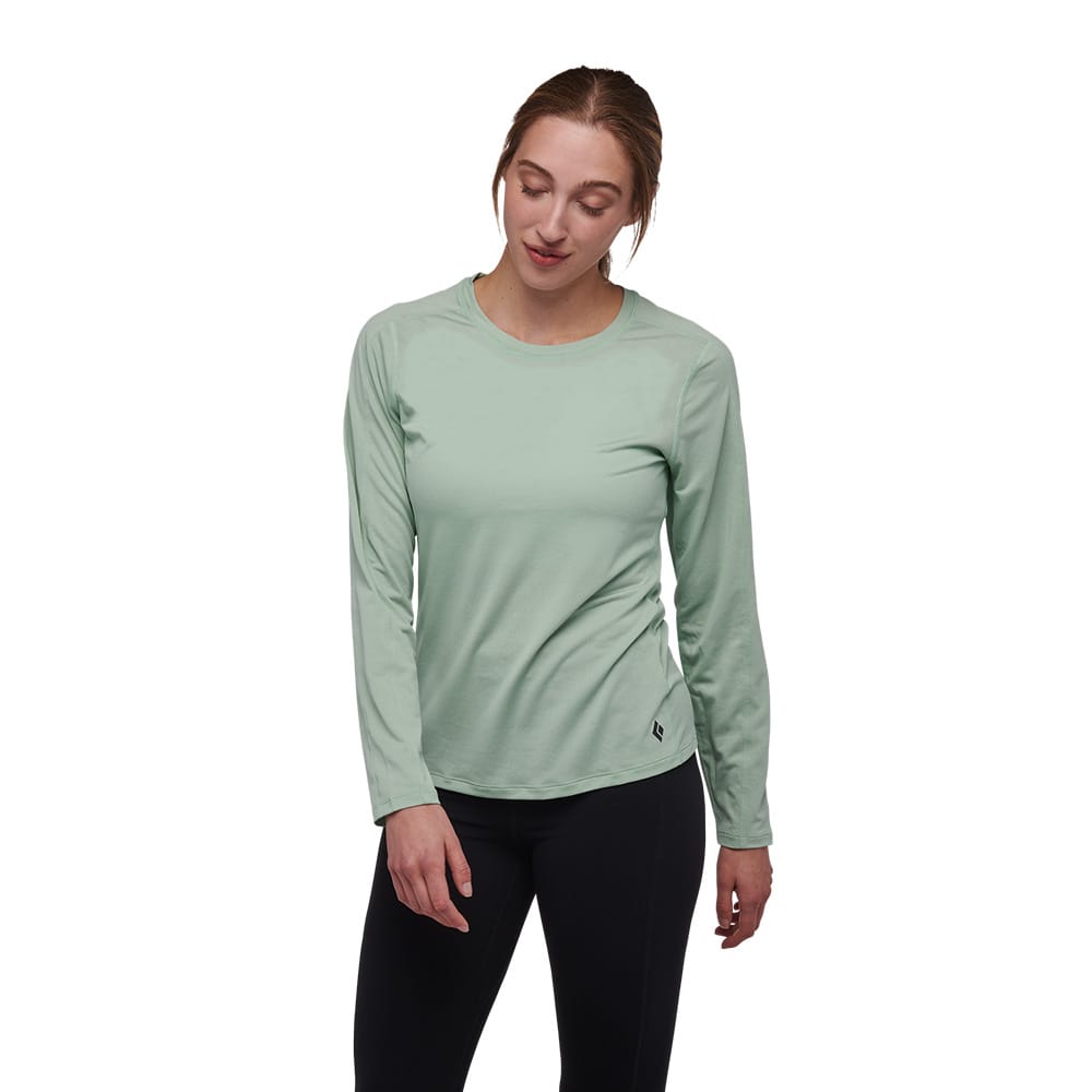 Kvinde iført Black Diamond Lightwire LS Tech Tee i foam green