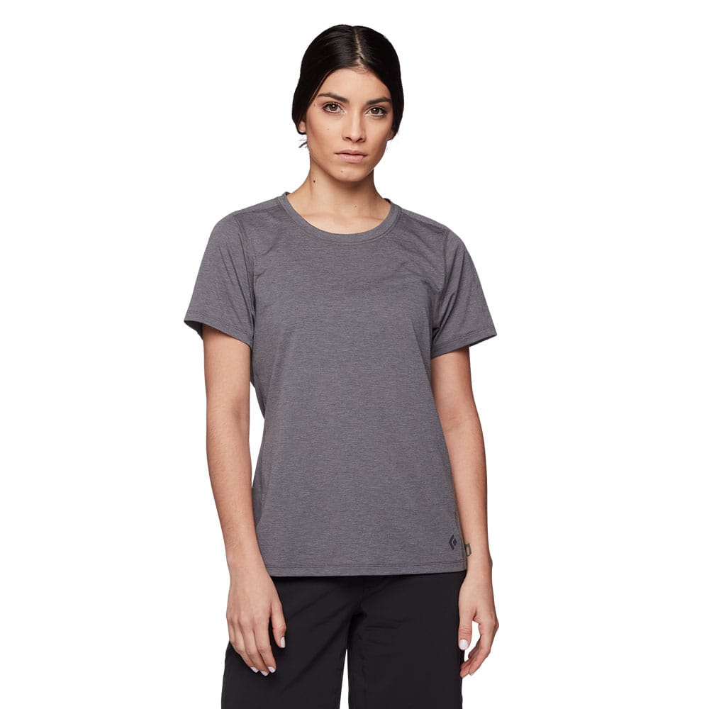 Kvinde iført steel grey T-shirt fra Black Diamond Lightwire Tech