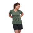 Kvinde iført Laurel Green T-shirt fra Black Diamond Lightwire Tech