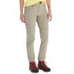 Kvinde iført Marmot Women's Mountain Active Pant bukser i farven vetiver