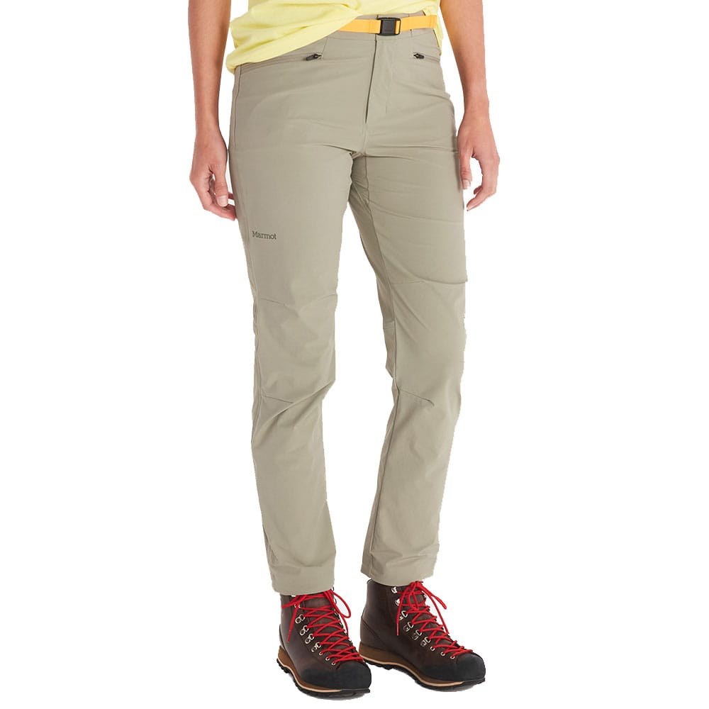 Kvinde iført Marmot Women's Mountain Active Pant bukser i farven vetiver