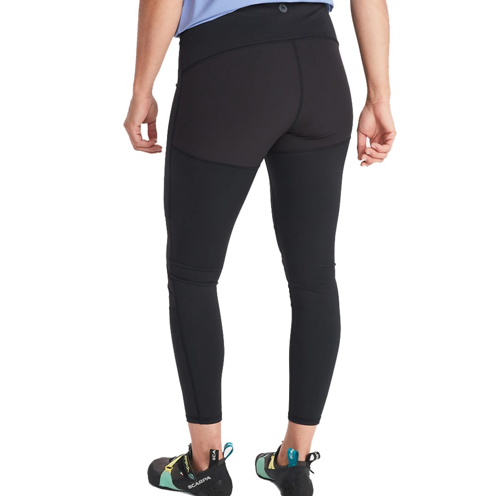Kvinde iført Marmot Women's Rock Haven Hybrid Tight bagside sort