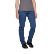 Kvinde iført Black Diamond Technician Alpine Pants bukser i blå