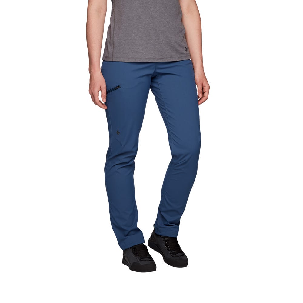 Kvinde iført Black Diamond Technician Alpine Pants bukser i blå