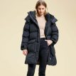 en model iført en behagelig Casall Wear Forever Puffer Coat vinterjakke (dame)