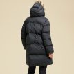 bagside af en behagelig Casall Wear Forever Puffer Coat vinterjakke (dame) på en model