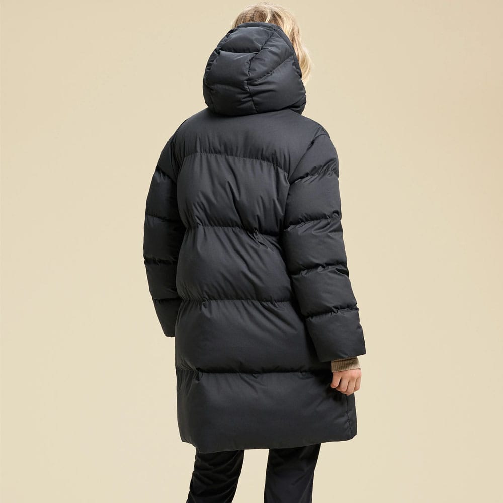 bagside af en behagelig Casall Wear Forever Puffer Coat vinterjakke (dame) på en model