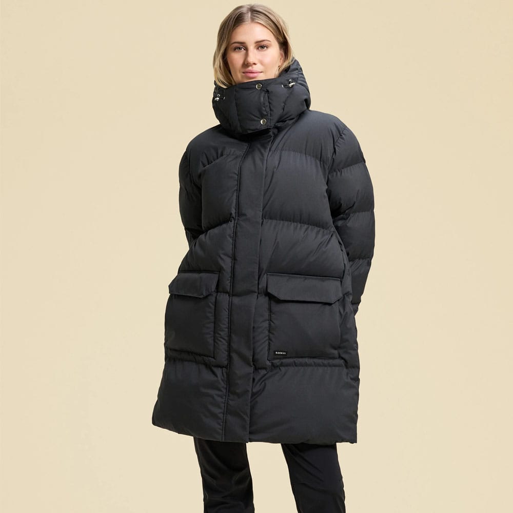forside af en behagelig Casall Wear Forever Puffer Coat vinterjakke (dame) på en model