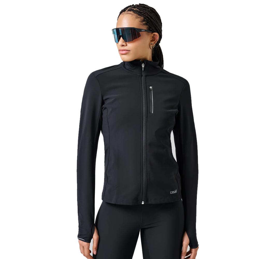 en model iført Casall Windtherm Jacket træningsjakke (dame)