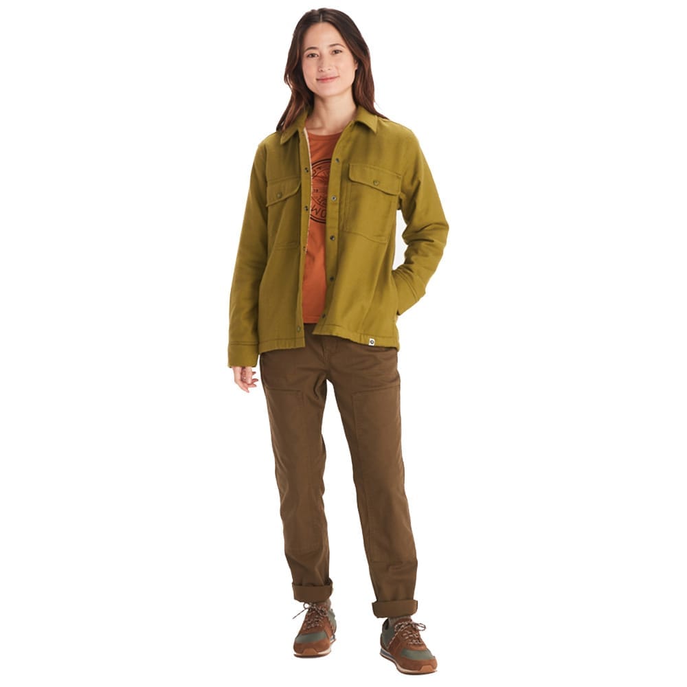 Kvinde iført Ridgefield Heavyweight Sherpa fra Marmot, flot vinterskjorte.