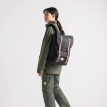 en model bærer Herschel Little America Mid 21 L hverdagsrygsæk (unisex)