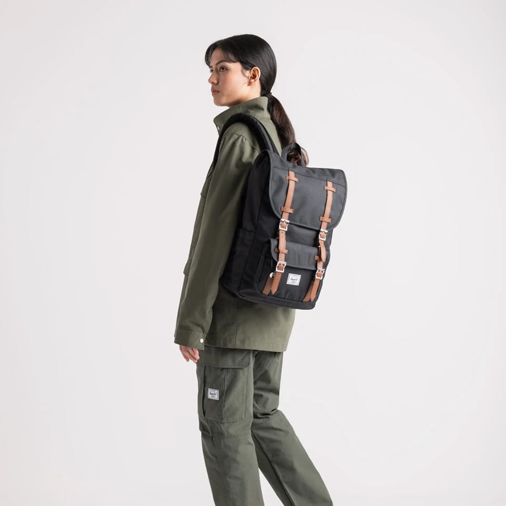 en model bærer Herschel Little America Mid 21 L hverdagsrygsæk (unisex)