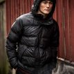 Miljøbillede af Tretorn Baffle Jacket i regnen.