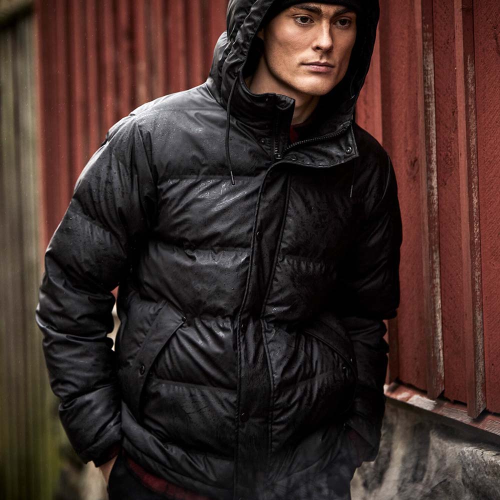Miljøbillede af Tretorn Baffle Jacket i regnen.