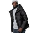 Mand iført Tretorn Baffle Jacket med hætte og høj krave.