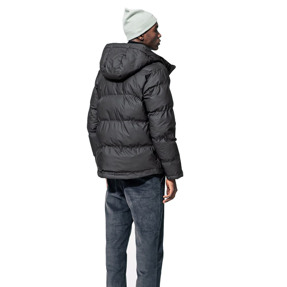 Mand iført Tretorn Baffle Jacket i polyester.