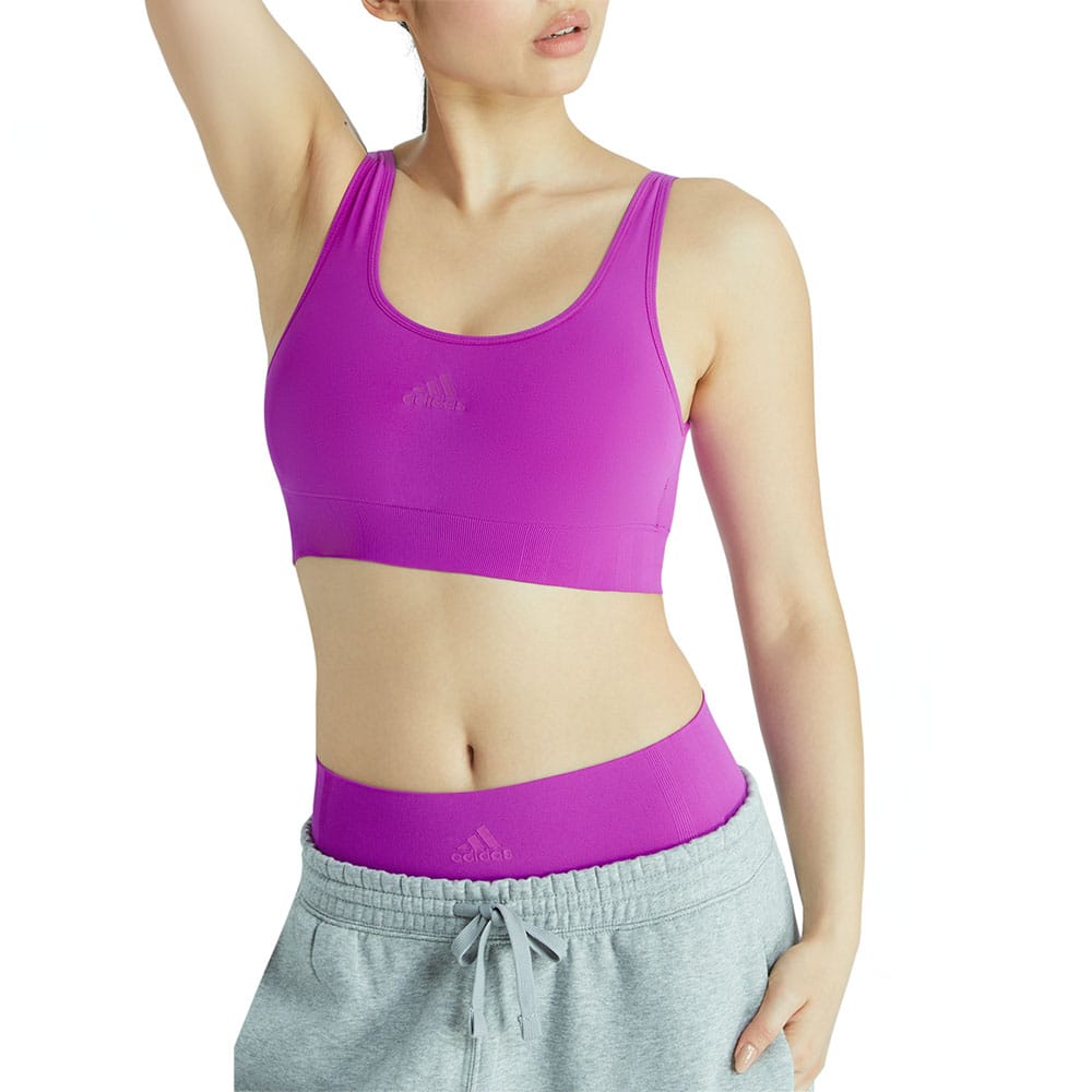 en model iført Adidas Bustier ribstrikket BH (dame) med joggingbukser