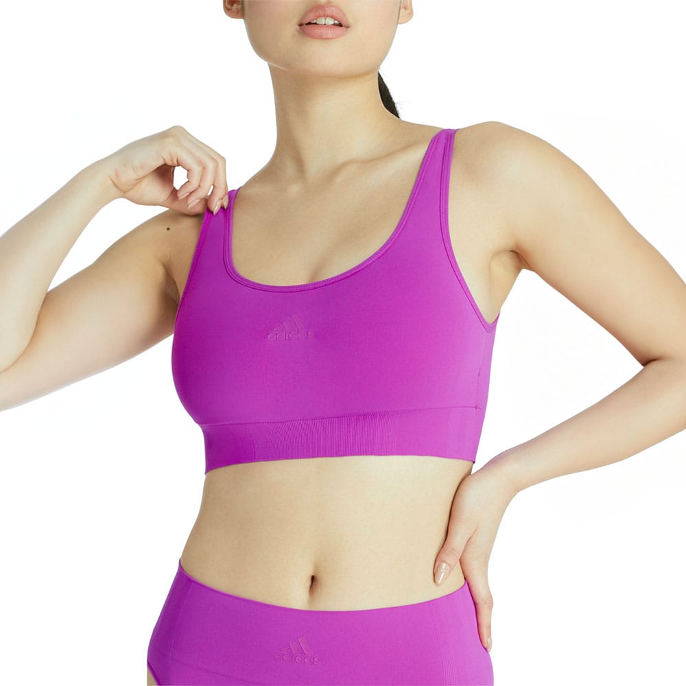 Adidas Bustier ribstrikket BH (dame) på en model - forside