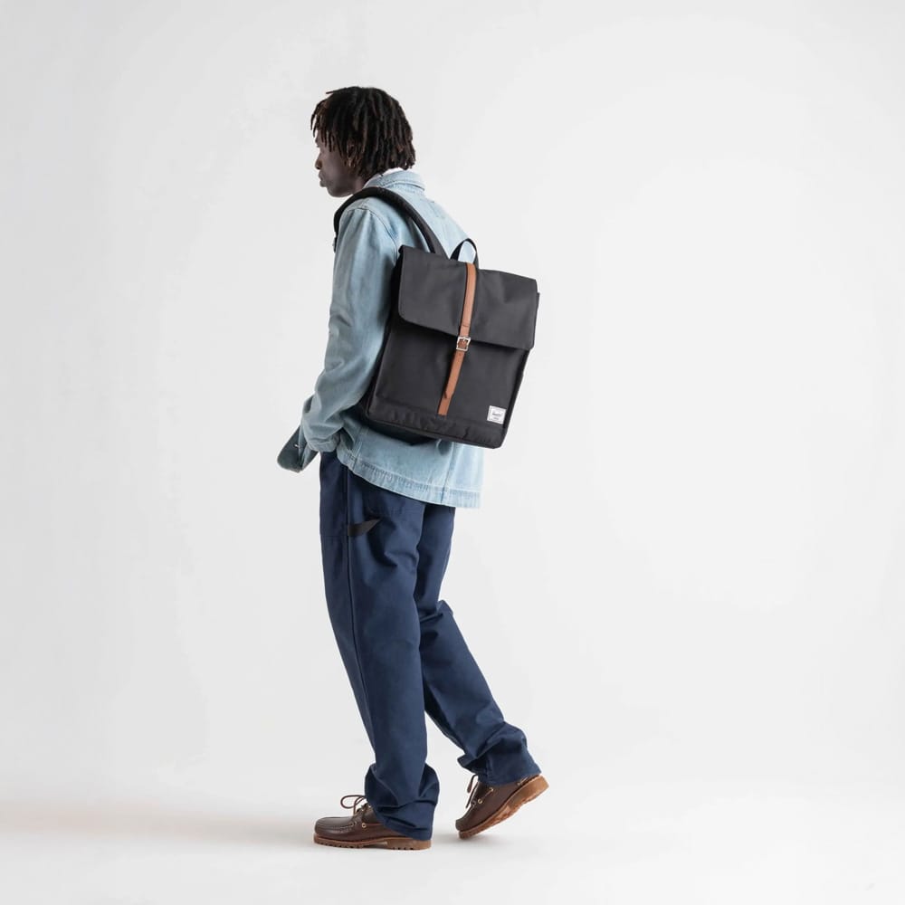En mand bærer Herschel City hverdagsrygsæk 16 L (unisex)