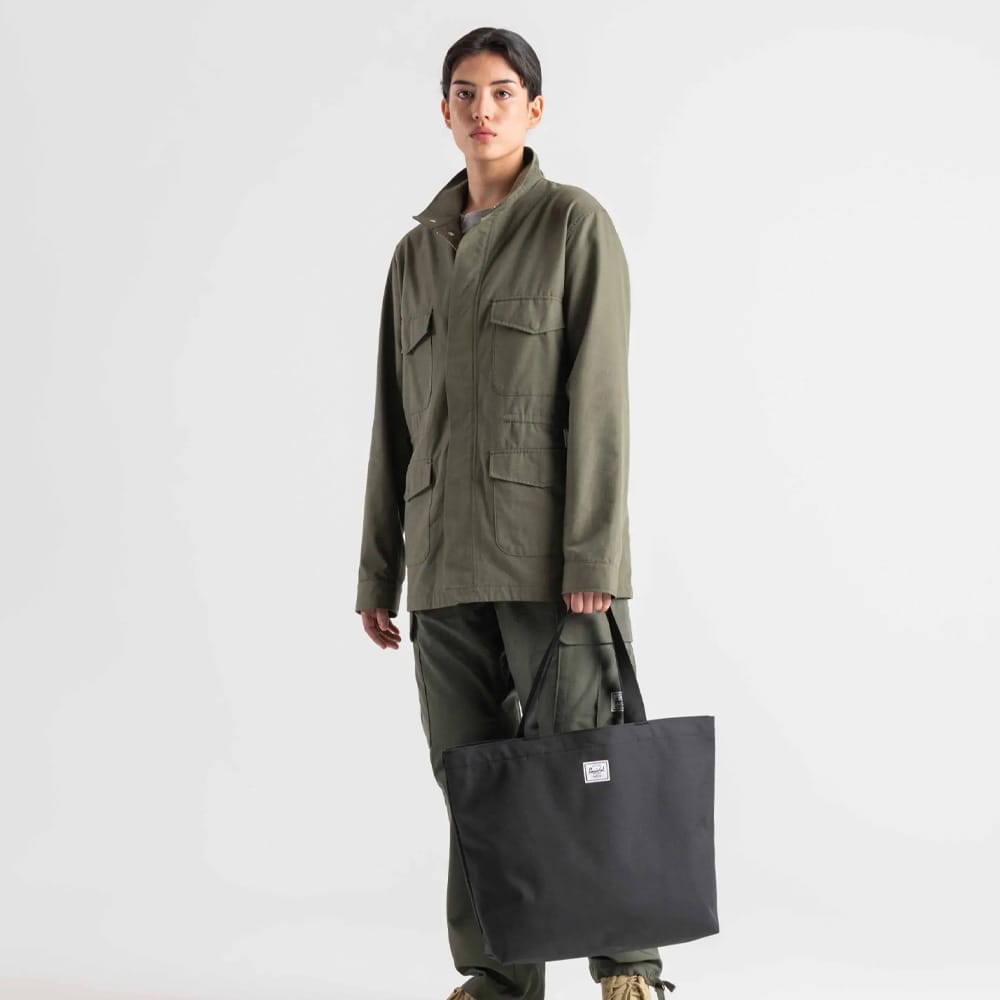 en kvinde bruger Herschel Classic Tote 19 L taske (unisex)