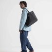 en model bærer en Herschel Classic Tote 19 L taske (unisex)