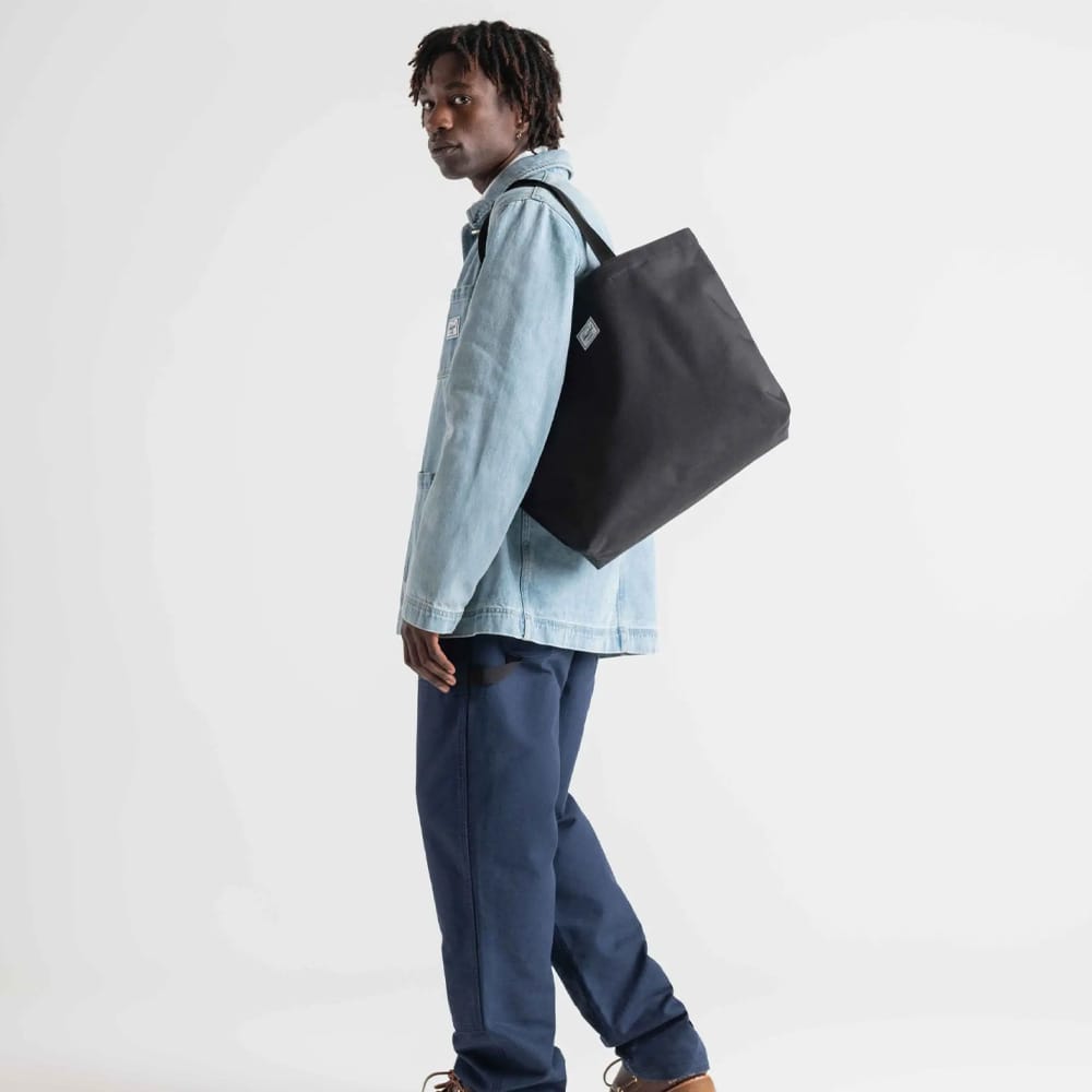 en model bærer en Herschel Classic Tote 19 L taske (unisex)