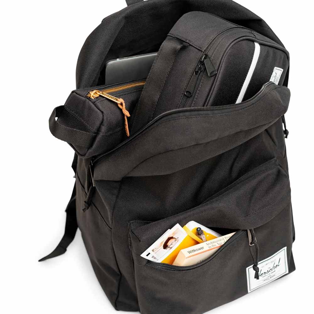 En åben Herschel Classic XL 30 L hverdagsrygsæk (unisex) med ting i