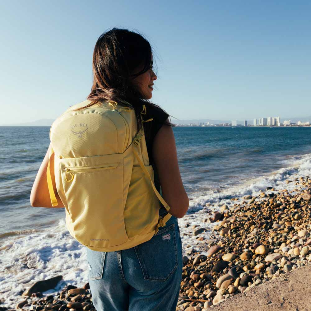 Osprey Daylite Plus Earth 20 L rygsæk unisex båret af en person