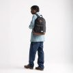 en mandlig model bærer Herschel Heritage 24 L hverdagsrygsæk (unisex)