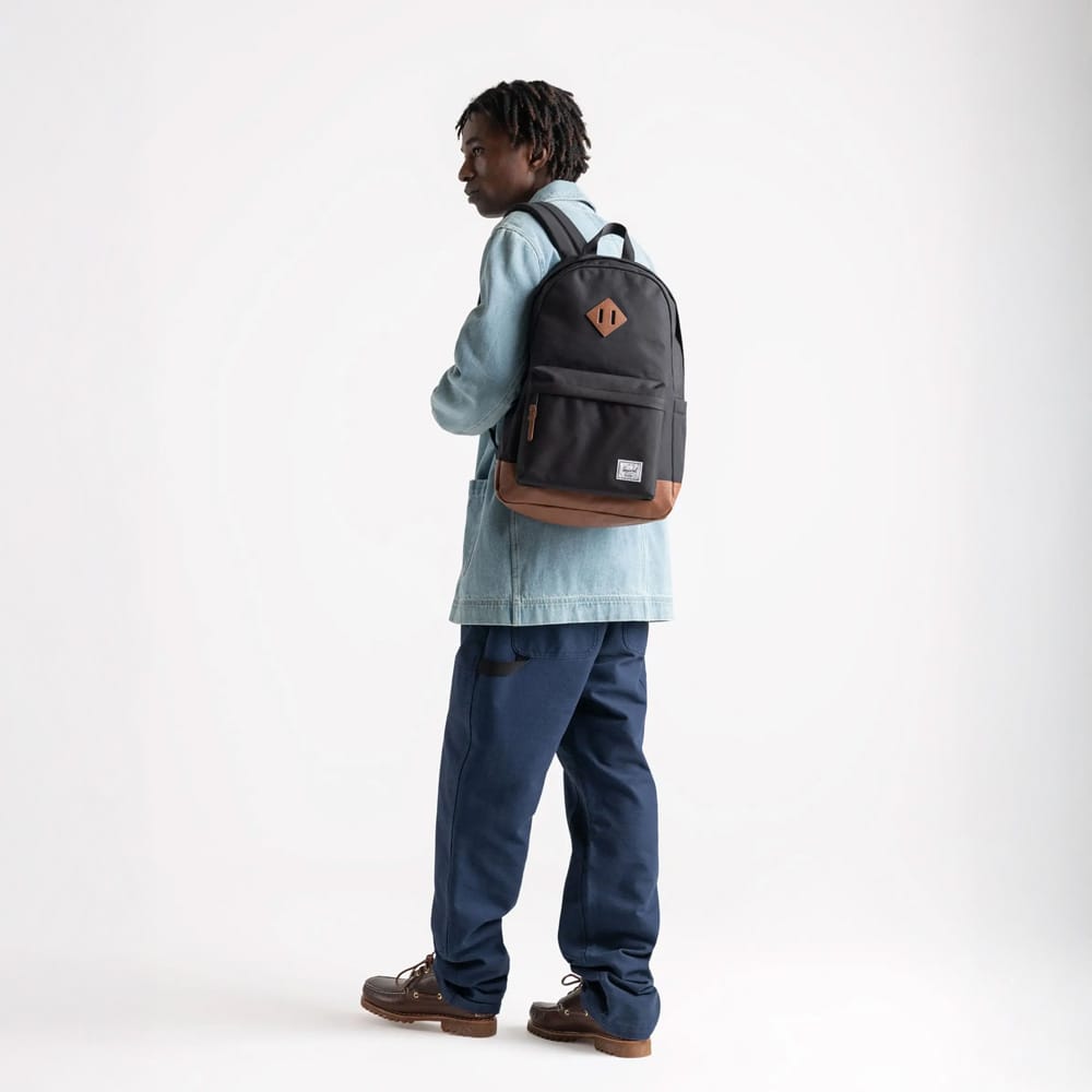 en mandlig model bærer Herschel Heritage 24 L hverdagsrygsæk (unisex)