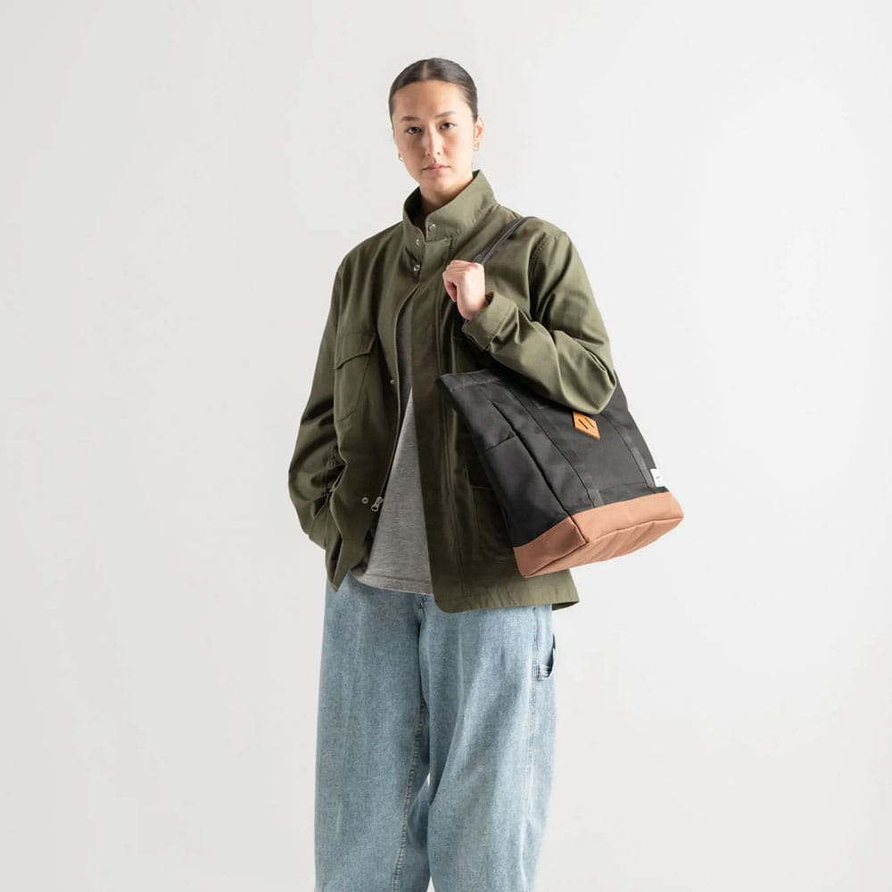 en kvinde bærer Herschel Heritage Tote taske 24,5 L (unisex)