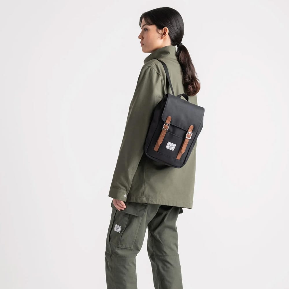 en person bærer en Herschel Retreat Mini rygsæk 10 L (unisex)