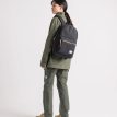 Herschel Settlement hverdagsrygsæk 23 L (unisex) båret af en kvinde