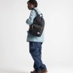 Herschel Settlement hverdagsrygsæk 23 L (unisex) båret af en mand
