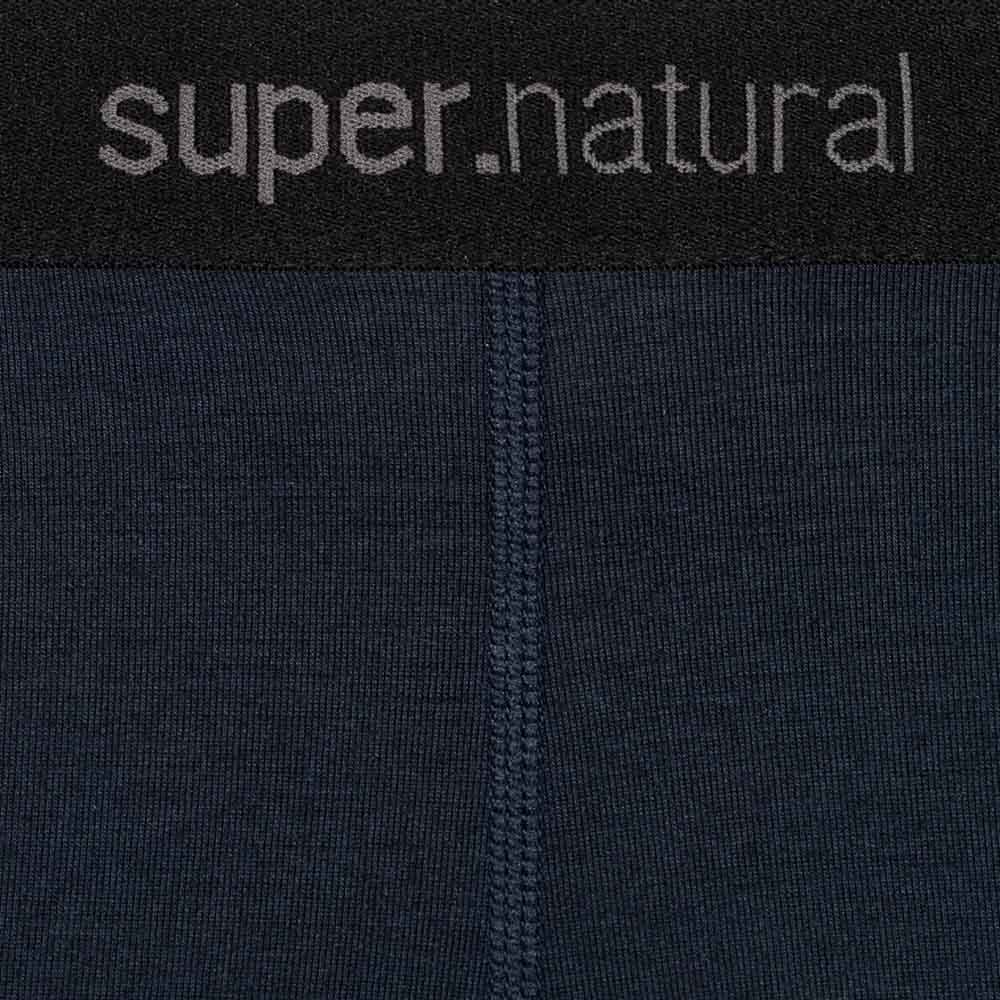 Nærbillede af Base 3/4 Tight 230 fra super.natural og dens logo.