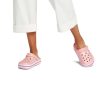 Henkilö jolla on mukavat tossut Crocs Crocband Clog värissä roosa