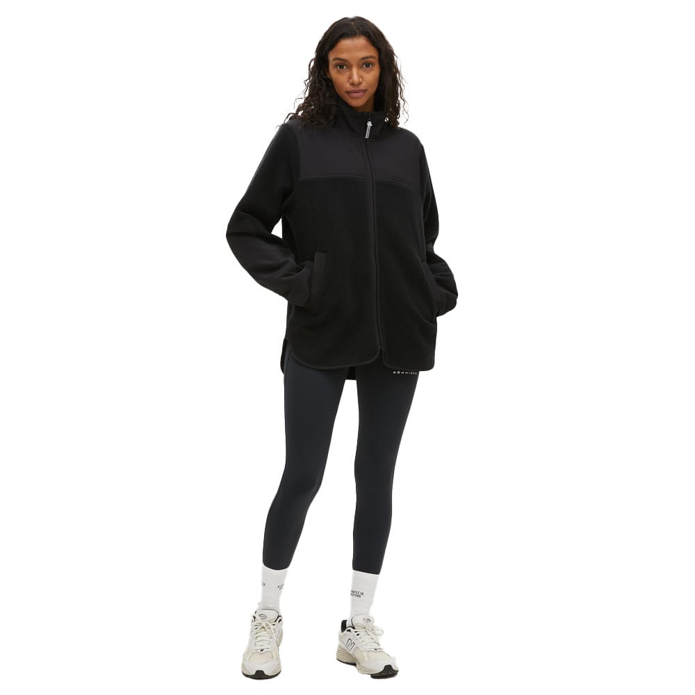 Röhnisch Phoebe Pile Jacket fleecetakki (naiset) mallilla.