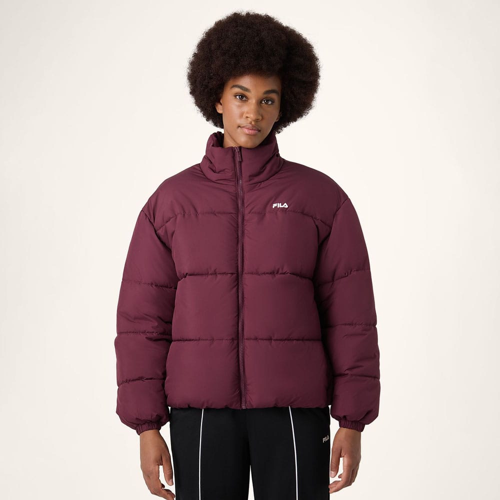 malli kantaa Fila Cimone relaxed puffer jacket talvitakkia (naiset)