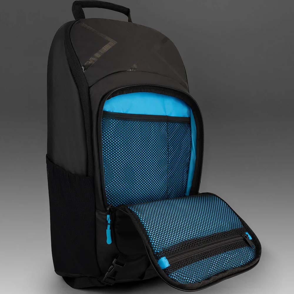 avonainen ulkotasku 2XU Commute Backpack repussa (unisex)
